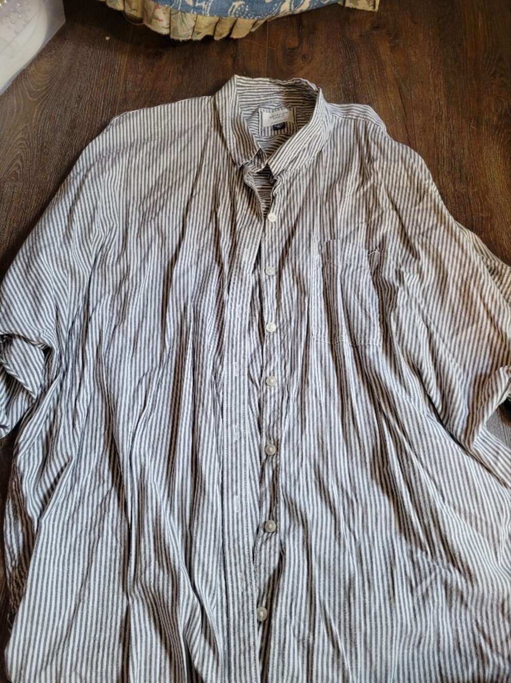 American Eagle Outfitters Vertical Stripe Button-Down Shirt - Gray & White